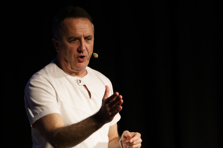 Tko želi biti žigolo - Tarik Filipović monodramom "Se*s i glad" do suza nasmejao beogradsku publiku