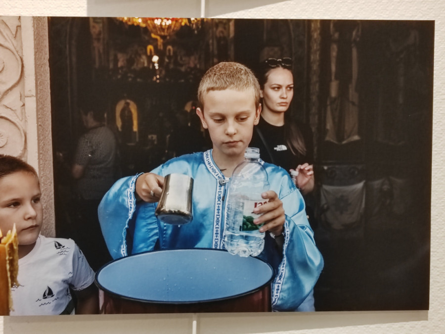 U Parizu otvorena izložba "Susreti sa poslednjim Srbima na Kosovu": Potresno svedočanstvo o patnjama našeg naroda (FOTO)