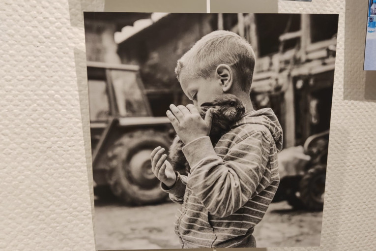 U Parizu otvorena izložba "Susreti sa poslednjim Srbima na Kosovu": Potresno svedočanstvo o patnjama našeg naroda (FOTO)