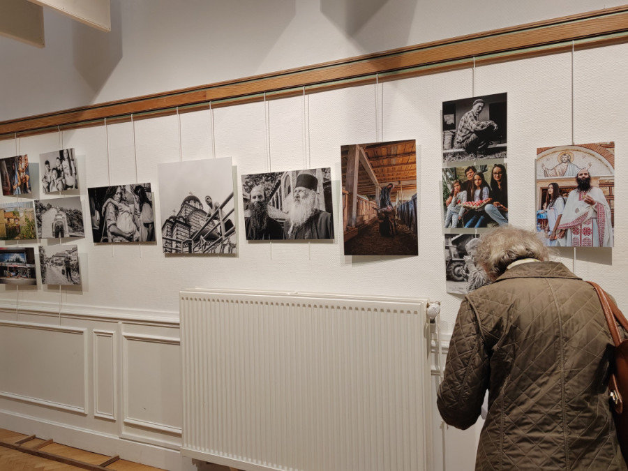 U Parizu otvorena izložba "Susreti sa poslednjim Srbima na Kosovu": Potresno svedočanstvo o patnjama našeg naroda (FOTO)