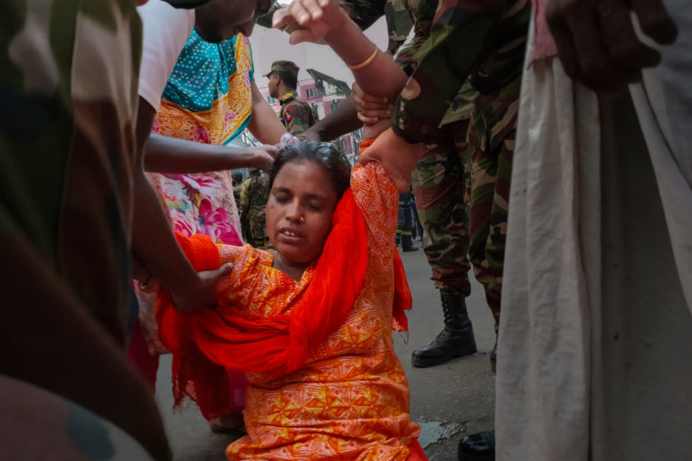 Pakao u Daki: Požar progutao fabriku odeće, tela 16 ljudi neprepoznatljiva (FOTO)