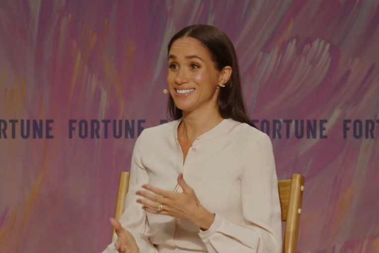 Ženstveno i svedeno: Megan Markl se pojavila u besprekornoj beloj kombinaciji koja pleni luksuzom (FOTO)