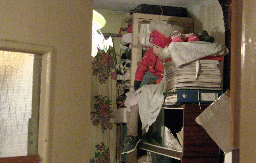 Monstrum izlazi iz ludnice: Vadio devojčice iz grobova, pa ih šminkao i oblačio kao lutke, prizori iz kuće su zastrašujući (VIDEO/FOTO)