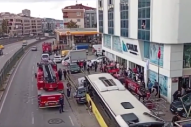Haos u Istanbulu: Autobus uleteo u stanicu punu putnika (VIDEO)
