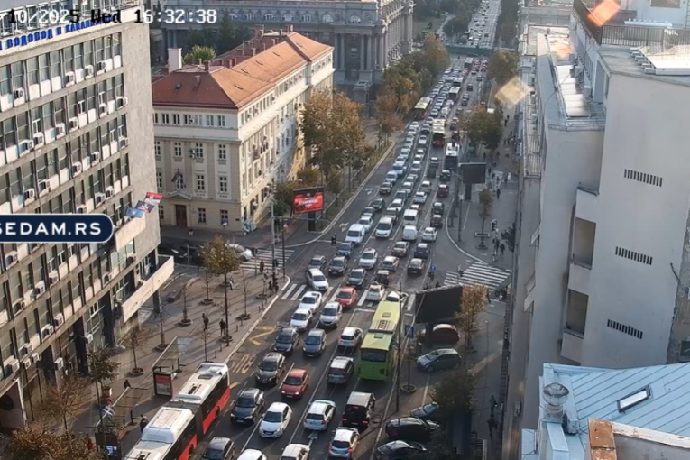 Brutalan napad u Ustaničkoj ulici: Dva muškarca pretukla prolaznika (VIDEO)