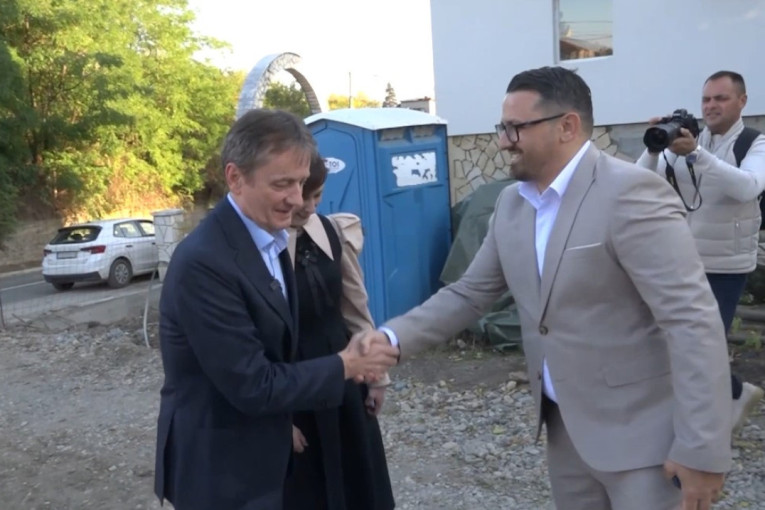 Glišić obišao radove na rekonstrukciji Osnovne škole 