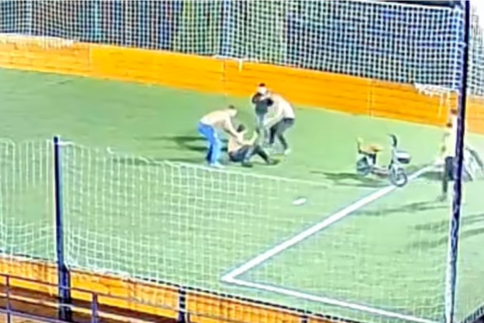 Vandali sve razvalili! Palili travu i divljali motorima po novom terenu u Novom Pazaru (VIDEO)