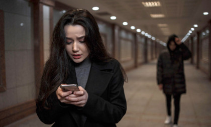 Svaki put mi se stomak prevrne: Žena sumnja da je komšija uhodi zbog jedne totalno jezive navike