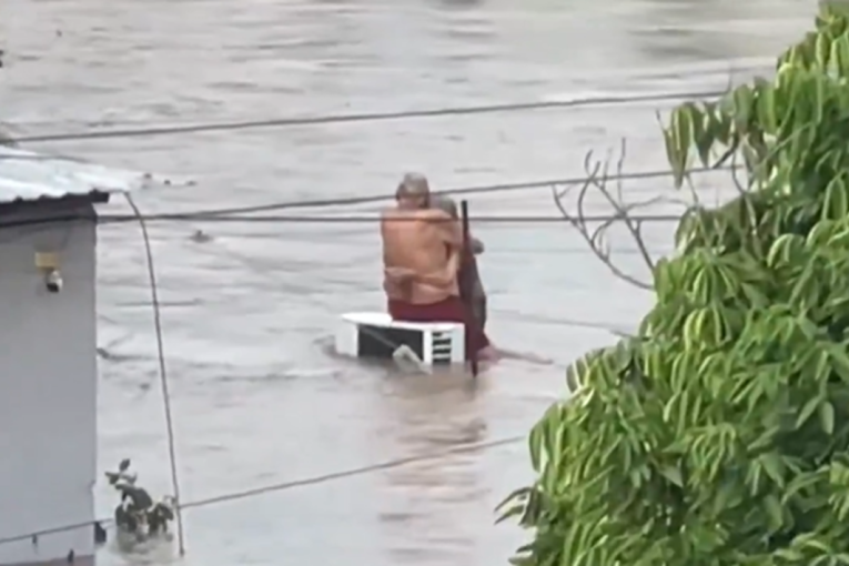 Stariji par raznežio svet tokom stravične poplave: Voda šiklja oko njih, a oni se ne puštaju iz zagrljaja (VIDEO)