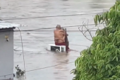 Stariji par raznežio svet tokom stravične poplave: Voda šiklja oko njih, a oni se ne puštaju iz zagrljaja (VIDEO)