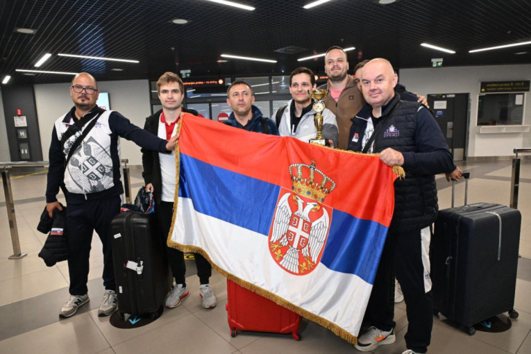 Vratili se šampioni: Osvajači evropske medalje stigli u Beograd (FOTO)