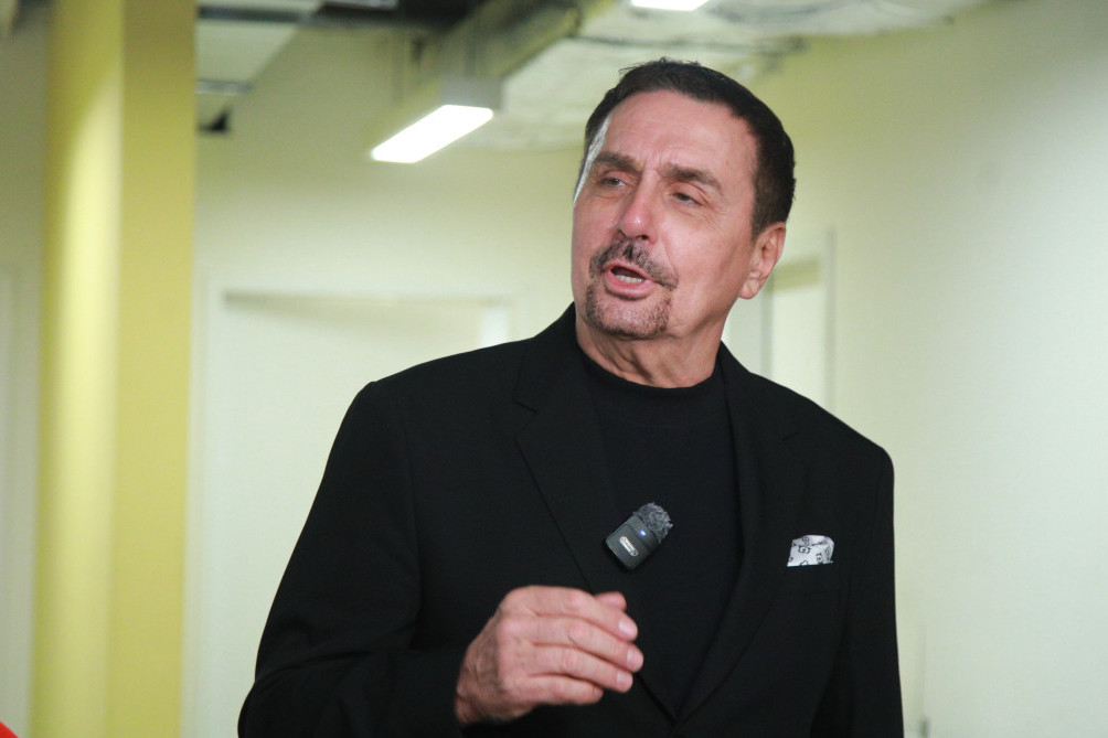 Keba dobio hit poklon od koleginice! Ovime ga je ostavila bez reči (FOTO)