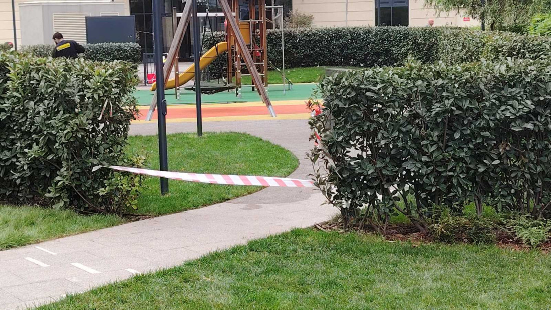 Filip Ivanović ubijen na dečijem igralištu! Rupe od metaka svugde po parku, hitac probio i ulaz u zgradu! (FOTO/VIDEO)