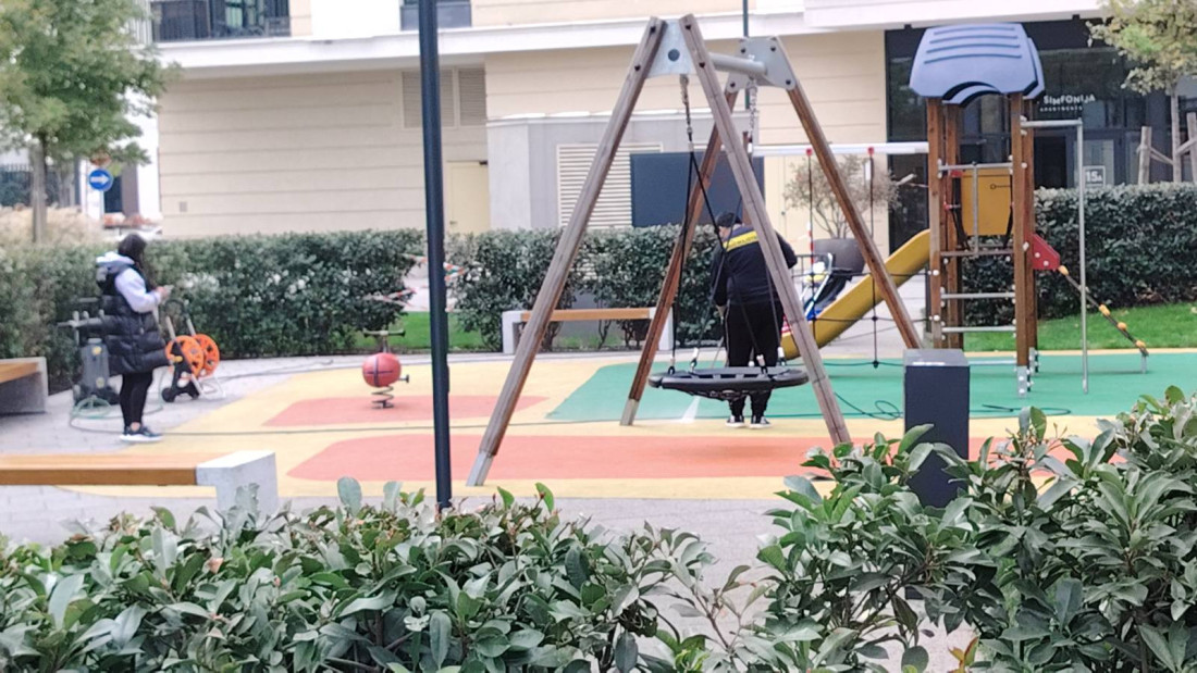 Filip Ivanović ubijen na dečijem igralištu! Rupe od metaka svugde po parku, hitac probio i ulaz u zgradu! (FOTO/VIDEO)