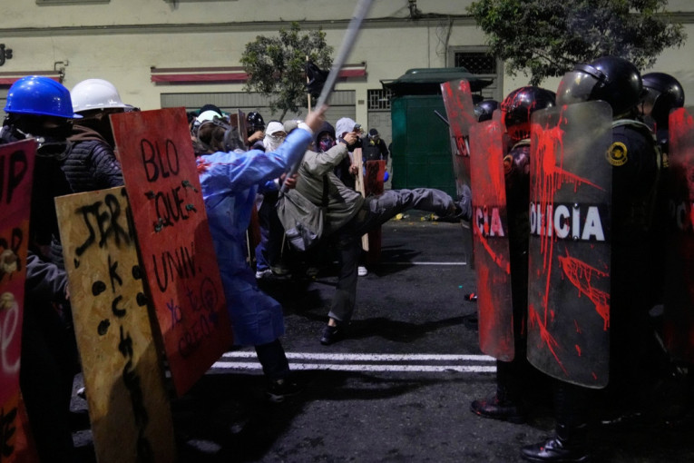 Ratno stanje na ulicama Perua! Sukobili se policija i demonstranti, povređeni na sve strane, ima i mrtvih (VIDEO/FOTO)