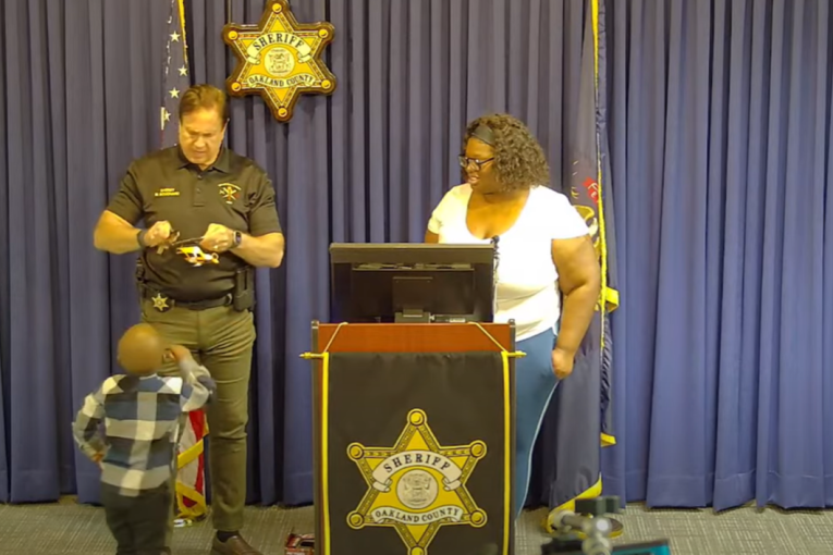 Trogodišnjak spasao život mami: Snalažljivi dečak na neverovatan način reagovao u kriznoj situaciji (VIDEO)