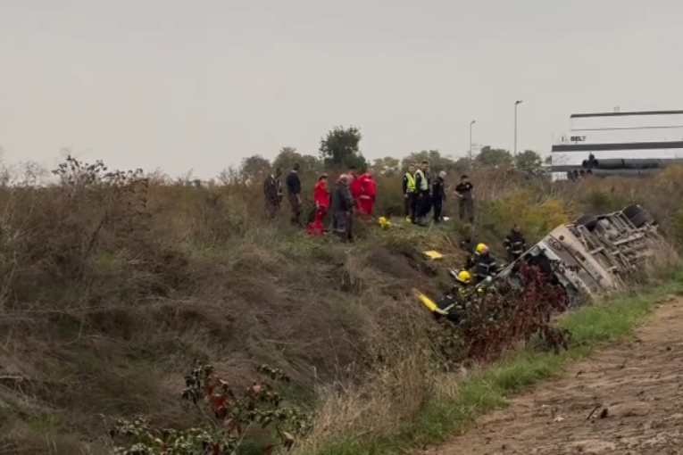 Najmanje dve osobe u kritičnom stanju, prijem još traje: Nove informacije o povređenima u nesreći kod Sremske Mitrovice!