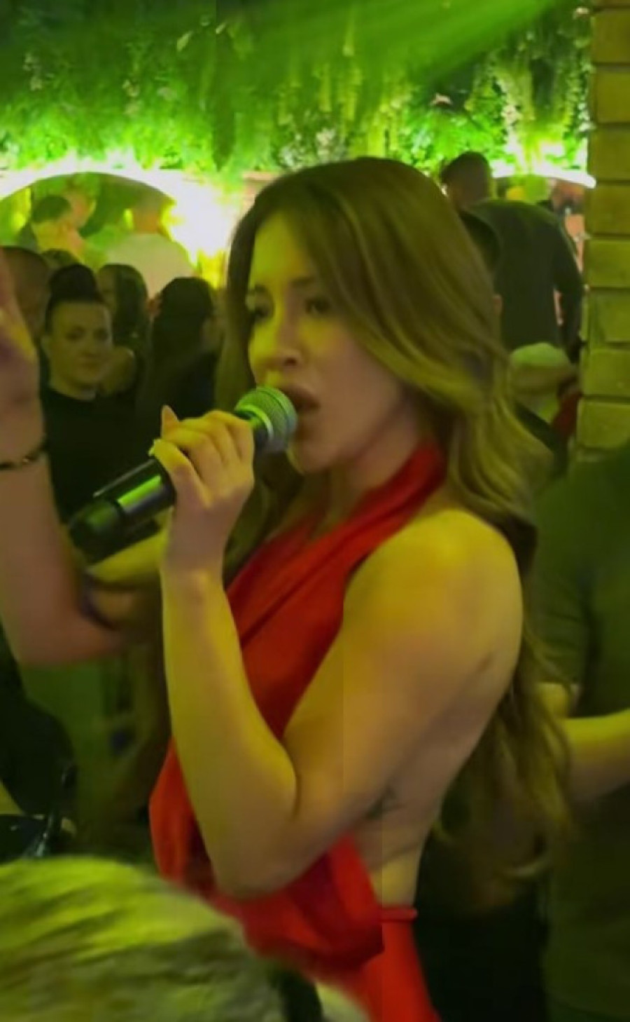 Pevačica pokazala previše! Na intimnom mestu ima istetoviran ovaj simbol