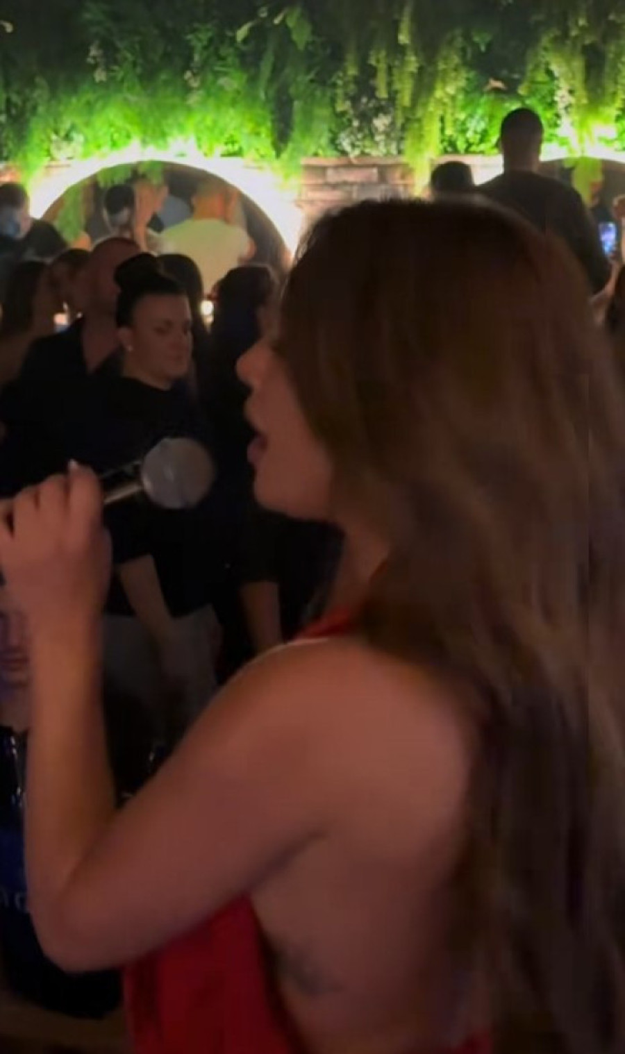 Pevačica pokazala previše! Na intimnom mestu ima istetoviran ovaj simbol