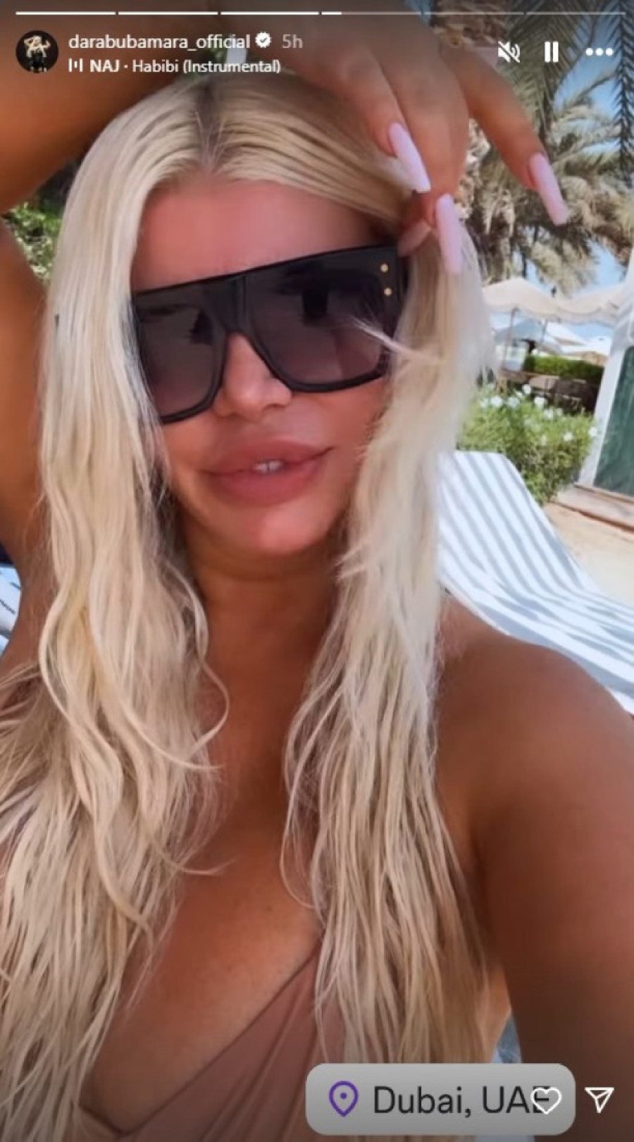 Dara Bubamara se s dečkom baškari u Dubaiju: Pevačica ga krije kao zmija noge (FOTO)