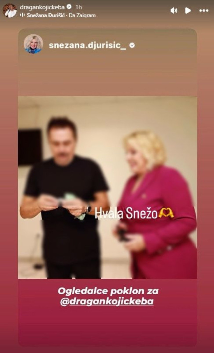 Keba dobio hit poklon od koleginice! Ovime ga je ostavila bez reči (FOTO)