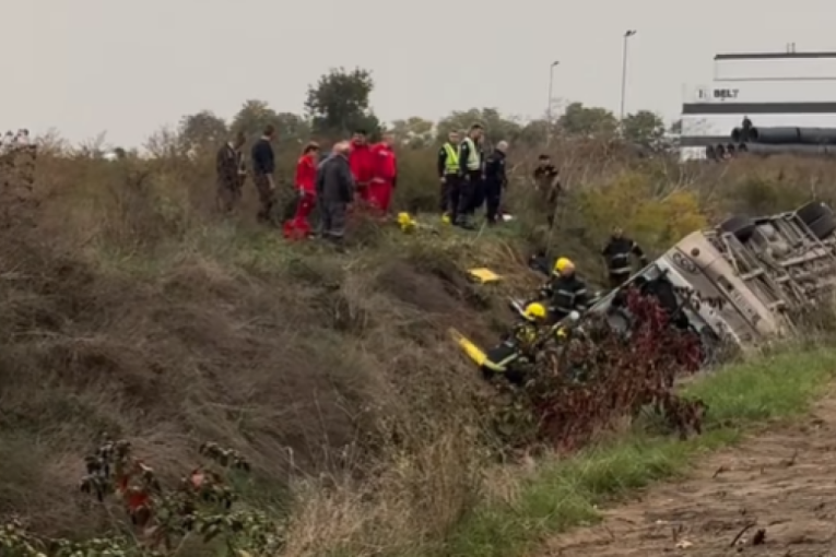 Garantuju bezbednost, a voze penzioneri: Starac je sedeo za volanom autobusa smrti!