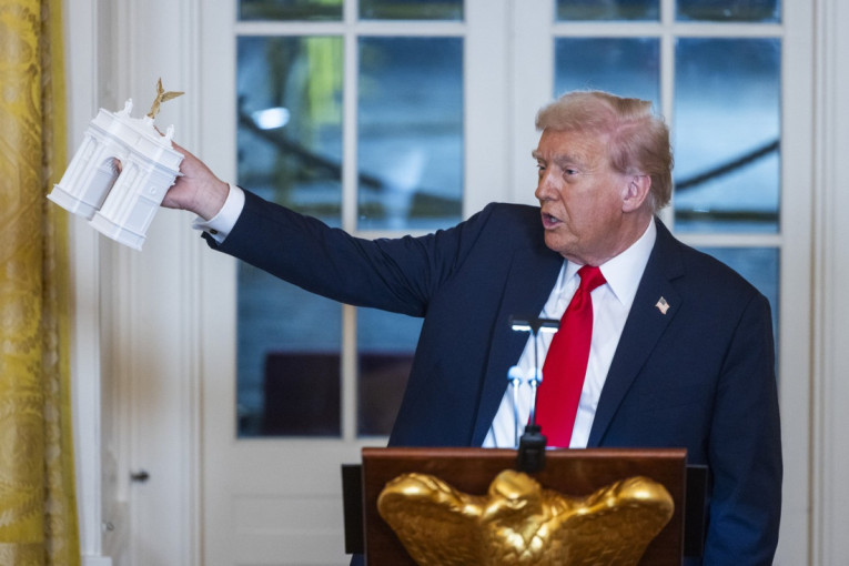 Američka carina briše rodnu neutralnost: Oznaka "X" više ne važi!