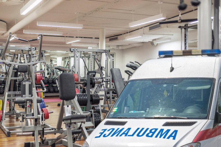 Užas u teretani u Beogradu: Tegovi se obrušili na devojku, polomljena kičma!