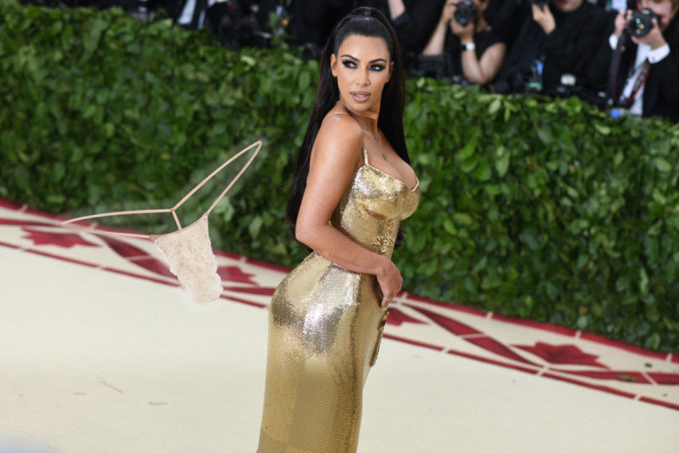 Žene poludele za "dlakavim" tangama Kim Kardašijan! Kolekcija planula, lista čekanja sve duža! (ANKETA)