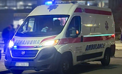 Teška nesreća u Čačku: Automobil završio na boku u Trnavi (VIDEO)