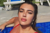 Sevnula zadnjica Kije Kockar: Uvukla se u tanga-bikini, pa istezala na plaži (FOTO)