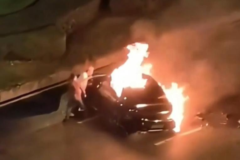 Čovek živ izgoreo u vozilu! Električni automobil se zaključao dok ga je plamen gutao, nije bilo načina da izađe (VIDEO)