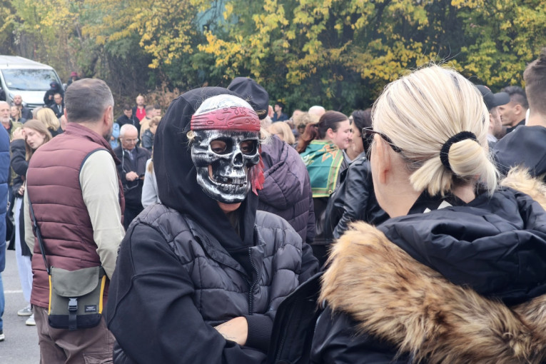 Jedva se skupili! Mali broj ljudi na protestu ispred TV Informer