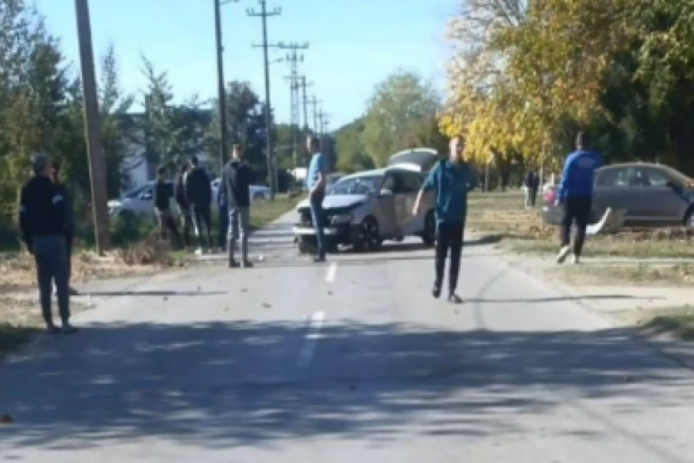 Haos u Zrenjaninu: Dečak (15) izgubio kontrolu nad vozilom i zakucao se u drugo vozilo! (FOTO)