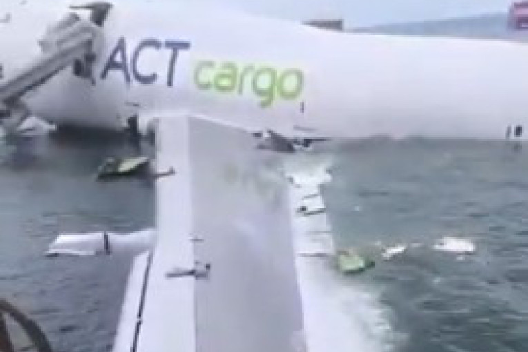 Stravična nesreća na aerodromu: Boing 747 izleteo sa piste i sudario se sa vozilom, ima mrtvih! (VIDEO)