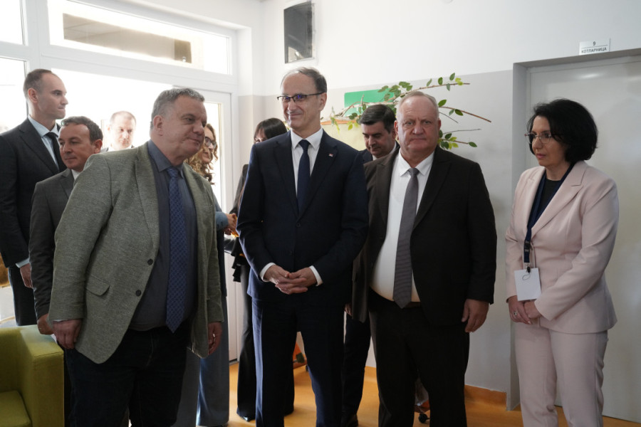 Premijer Macut otvorio vrtić u Leskovcu (FOTO/VIDEO)