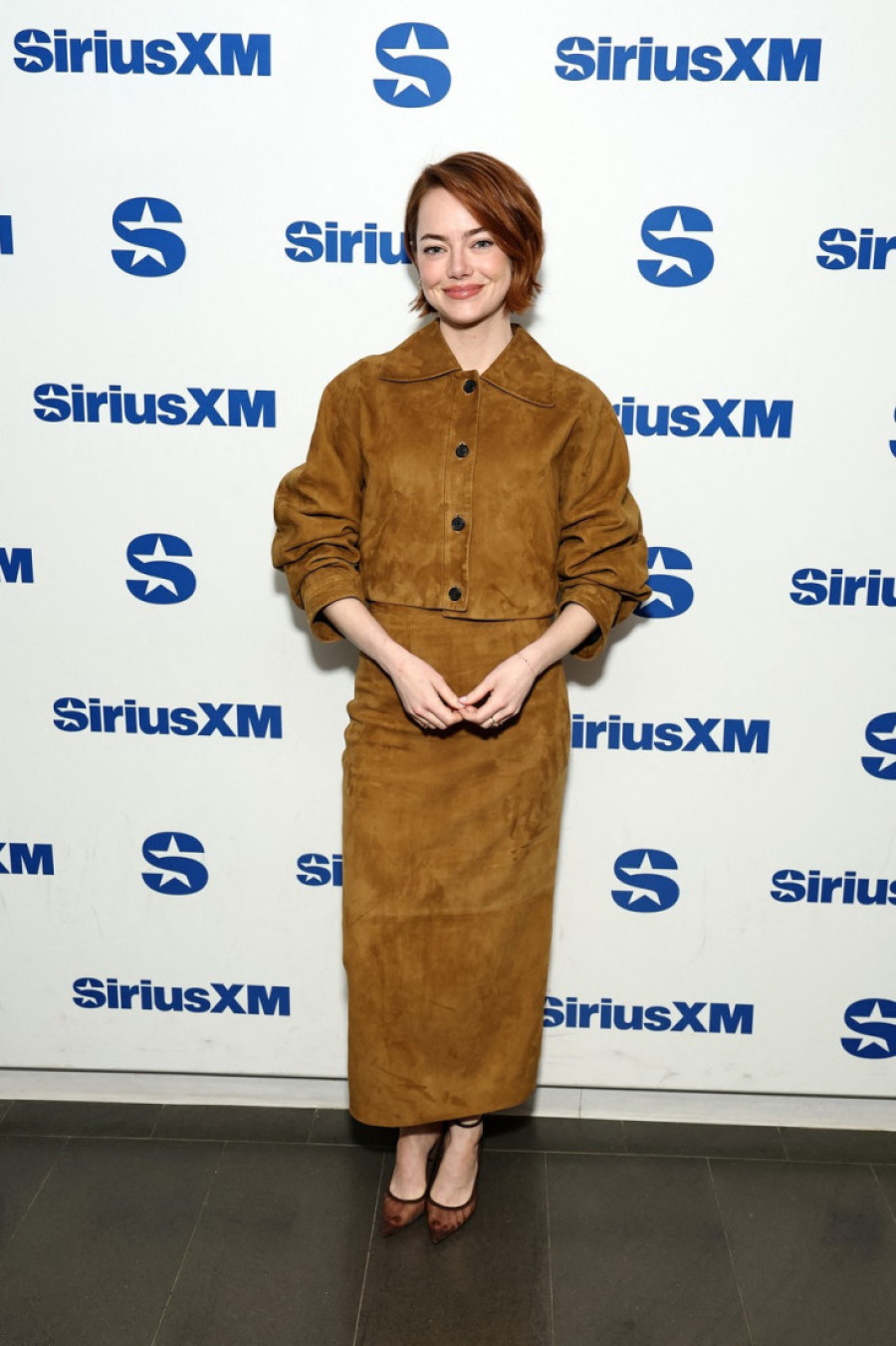 Svedeno, ali i dalje luksuzno: Ema Stoun pokazala kako se nosi najtraženiji materijal ove jeseni (FOTO)