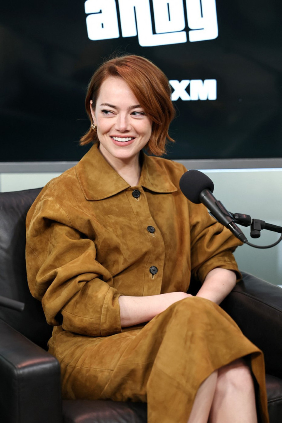 Svedeno, ali i dalje luksuzno: Ema Stoun pokazala kako se nosi najtraženiji materijal ove jeseni (FOTO)