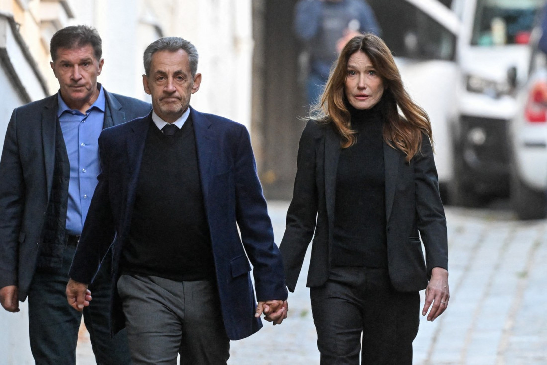 Drama u srcu Pariza! Karla Bruni u suzama, Sarkozi uzdignute glave ulazi u zatvor uz Marseljezu (FOTO)