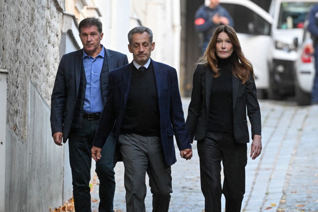 Drama u srcu Pariza! Karla Bruni u suzama, Sarkozi uzdignute glave ulazi u zatvor uz Marseljezu (FOTO)