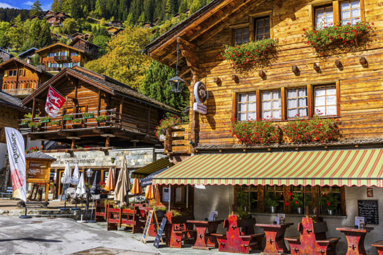 Tajanstvena tradicija idiličnog alpskog mesta: Selo u kojem niko ne želi da načne svoj komad sira (FOTO)