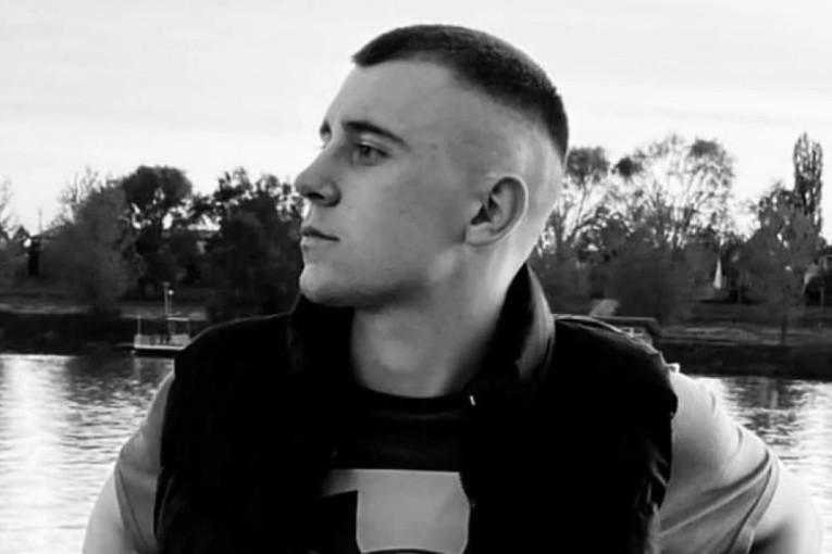 Život mladog policajca Marka ugašen u sekundi! Porodica ga grcajući u suzama spustila na večni počinak! (FOTO)