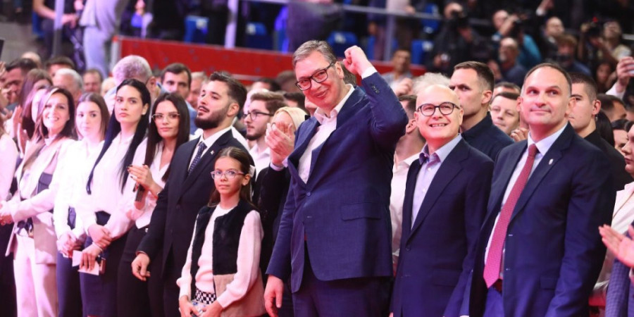 SNS obeležava 17 godina postojanja u Zrenjaninu: Vučević se obratio pred punom dvoranom, govor Vučića uz ovacije (FOTO/VIDEO)