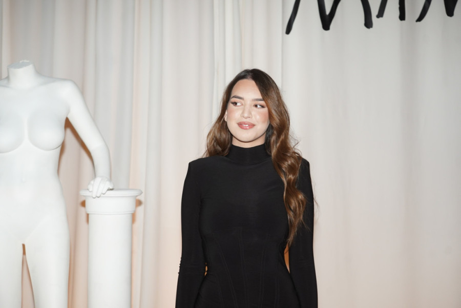 Haljina pripijena uz telo i duboki šlic: Ćerka Nataše Bekvalac zasenila sve izgledom (FOTO)