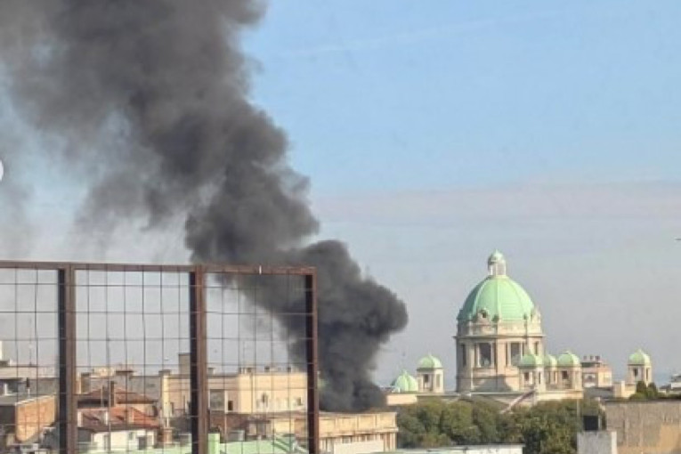 Požar ispred Skupštine Srbije: Ima i povređenih? (VIDEO/FOTO)