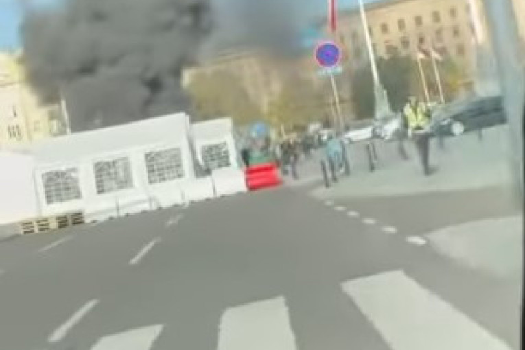 Požar ispred Skupštine Srbije: Ima i povređenih? (VIDEO/FOTO)