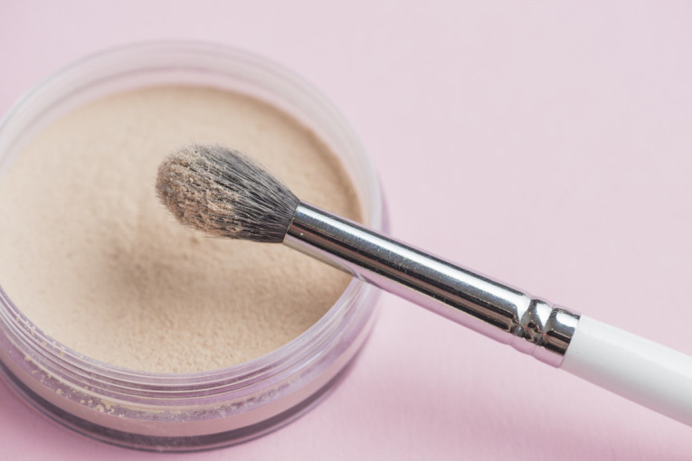 Da sve ostane na svom mestu:  Pet ključnih trikova koje koriste profesionalni šminkeri i tri savršene ideje za novogodišnju šminku (FOTO)