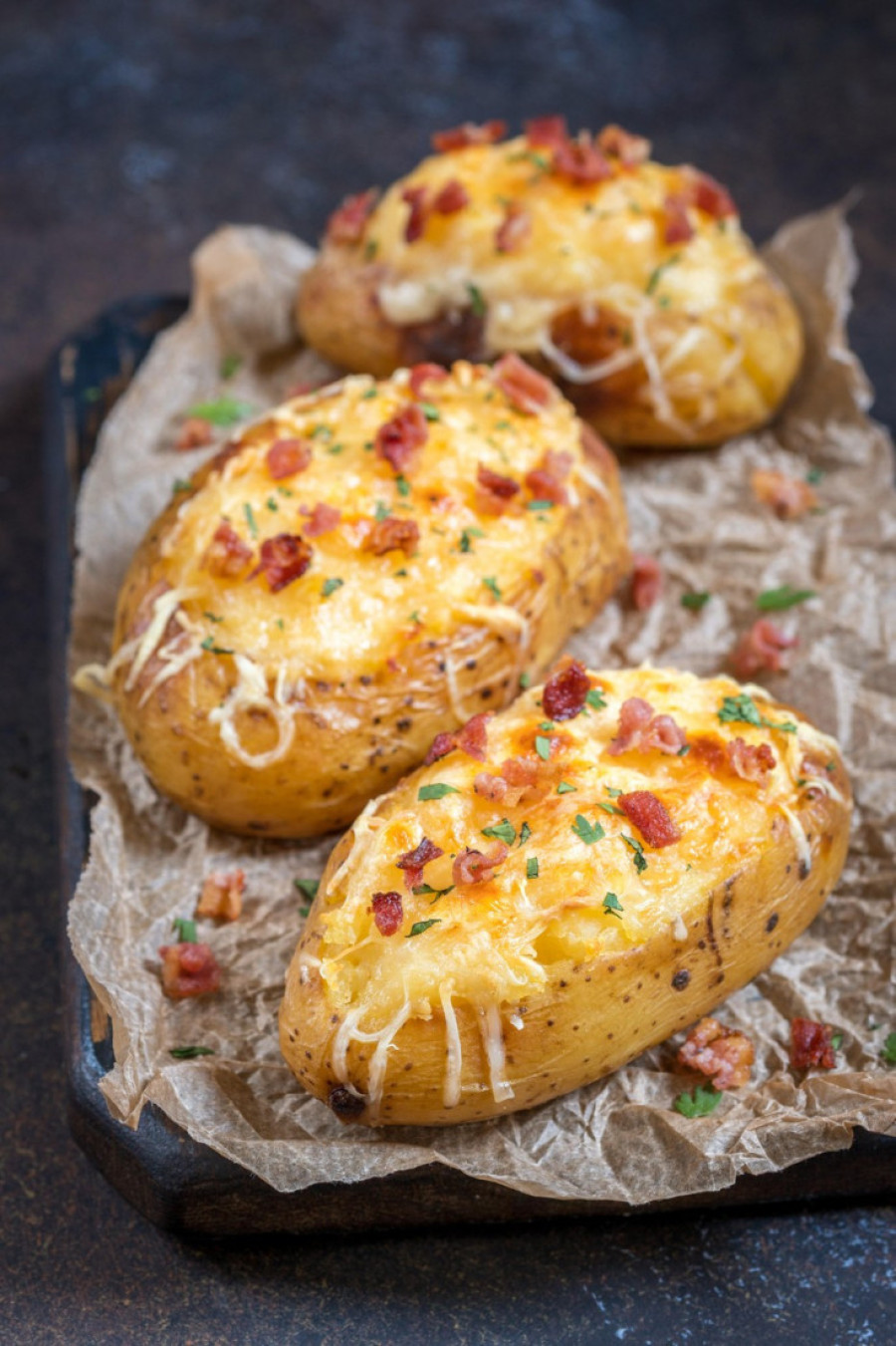 Recept dana: Punjeni zapečeni krompir je jednostavan obrok koji je neodoljivo hrskav spolja, a kremast iznutra