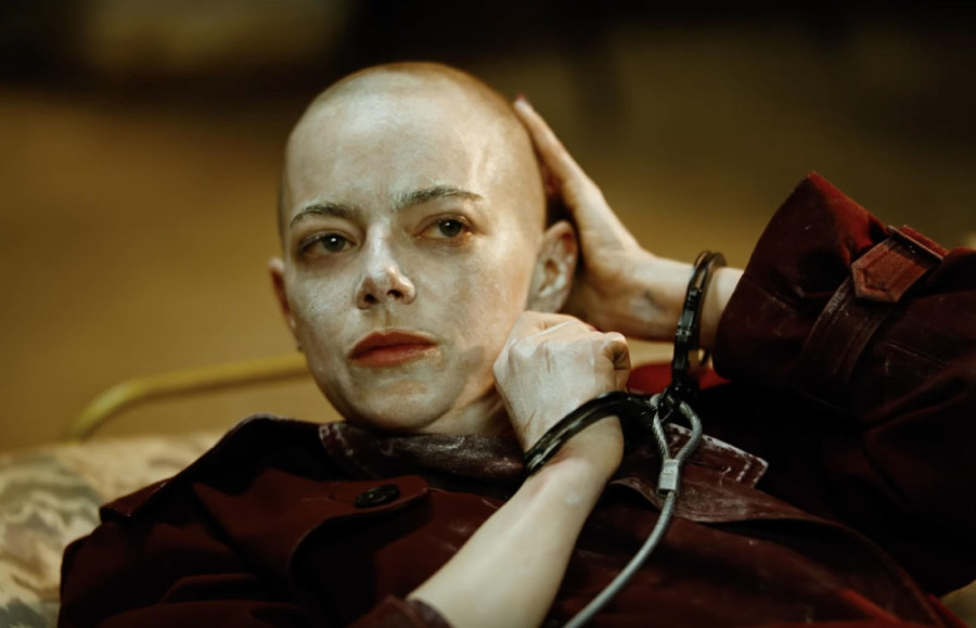 Pred ulazak u bioskop su se ošišali na ćelavo kako bi ličili na lik Eme Stoun: Urnebesna projekcija filma "Bugonija" (FOTO/VIDEO)