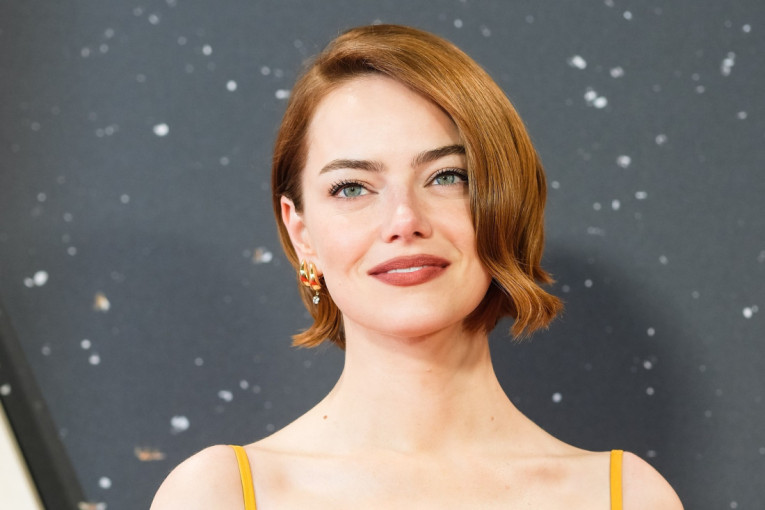 Pred ulazak u bioskop su se ošišali na ćelavo kako bi ličili na lik Eme Stoun: Urnebesna projekcija filma "Bugonija" (FOTO/VIDEO)